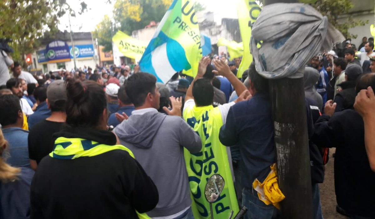 _marabuntas's tweet photo. AHORA! Asamblea UOCRA Zarate definiendo medidas ante los más de 2000 despidos en ATUCHA. https://t.co/7M6OAq8Oqe