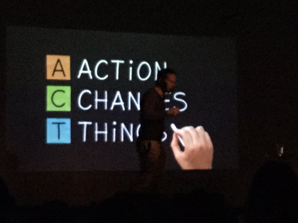 Unsacsurledos's tweet image. "Changer ses pensées pour son changer son monde": super présentation #ÉdouardMondron #storytellingfestival  #weshift