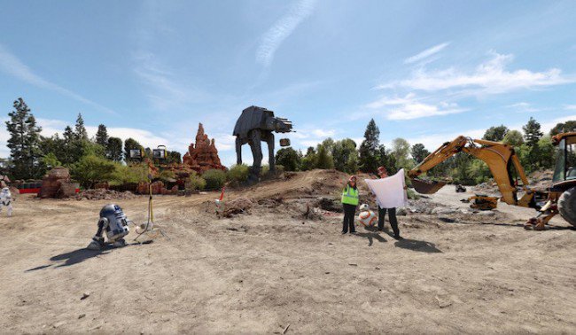 lootcrate's tweet image. RT @UPROXX #Disney announced #StarWarsLand’s groundbreaking in a fantastic way #StarWars uproxx.it/1QcrCbz