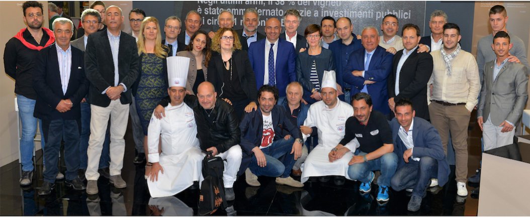 LucaBraia's tweet photo. I NUMERI, il FORMAT e soprattutto le PERSONE da ringraziare #BereBasilicata #Vinitaly2016 https://t.co/FB2wQOCSMh https://t.co/LYQ2BxLffv