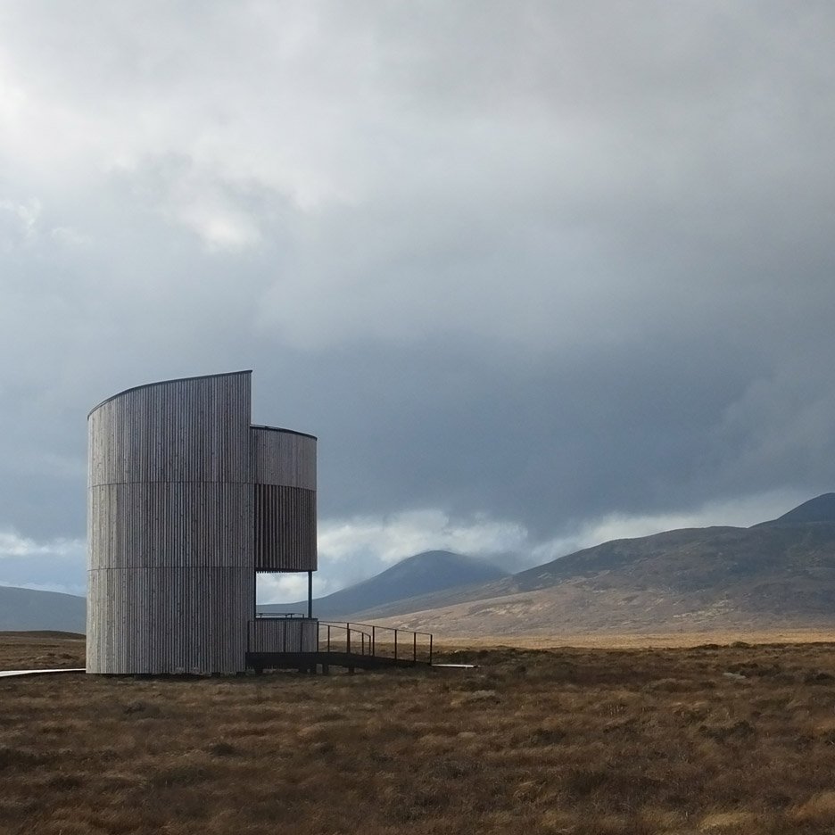 dezeen's tweet photo. Icosis Architects create stargazing lookout tower in the Scottish highlands: https://t.co/U9ngCCUGr6 https://t.co/wBiyiS4bEK