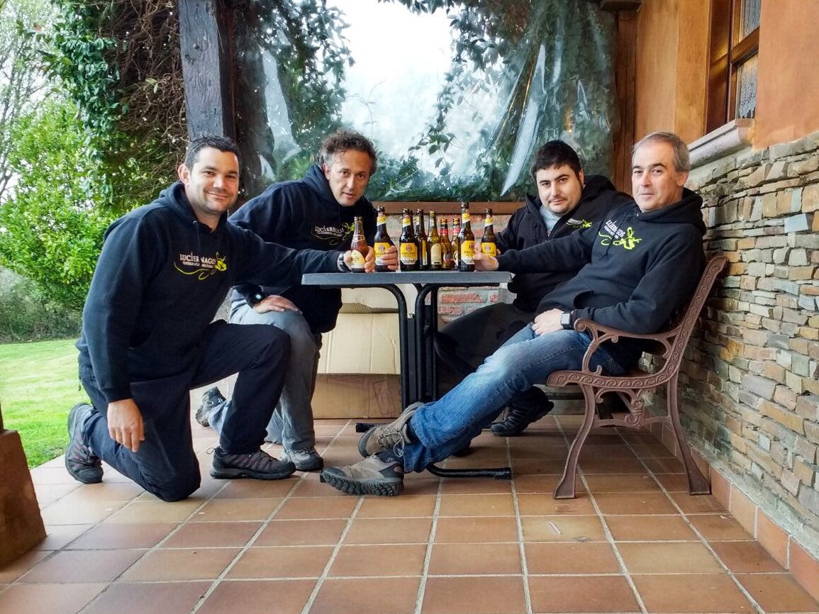 Luciernagoss's tweet photo. De sesión grupo de #fotografíanocturna #luciérnagos @pedroferrerfoto @ManuelLpezFras @manu_abascal @jmmpereda 🍺🍺🍺🍺 https://t.co/Y9VViKVw8i