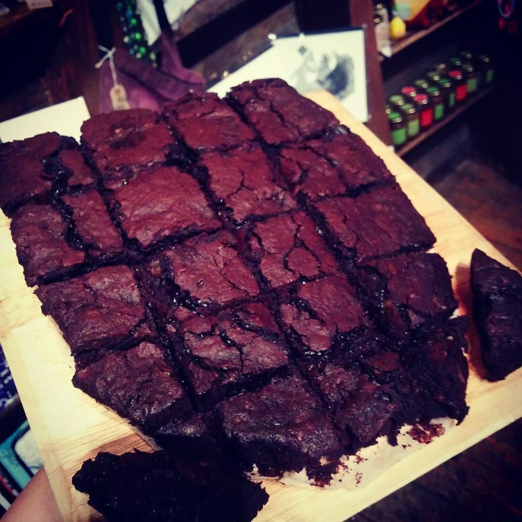 These #homemade #boozy #chocolate #browniesofinstagram look like a ship that's been #ramme… ift.tt/1SfJgzE