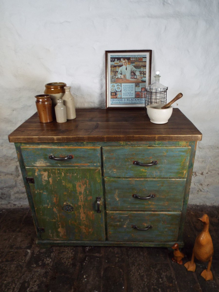 hausmartyns's tweet photo. Just finished and ready to sell...love this primitive look.
#Rusticcupboard #oldpaint #primitivekitchen #chippypaint https://t.co/aY6yZZbBbx