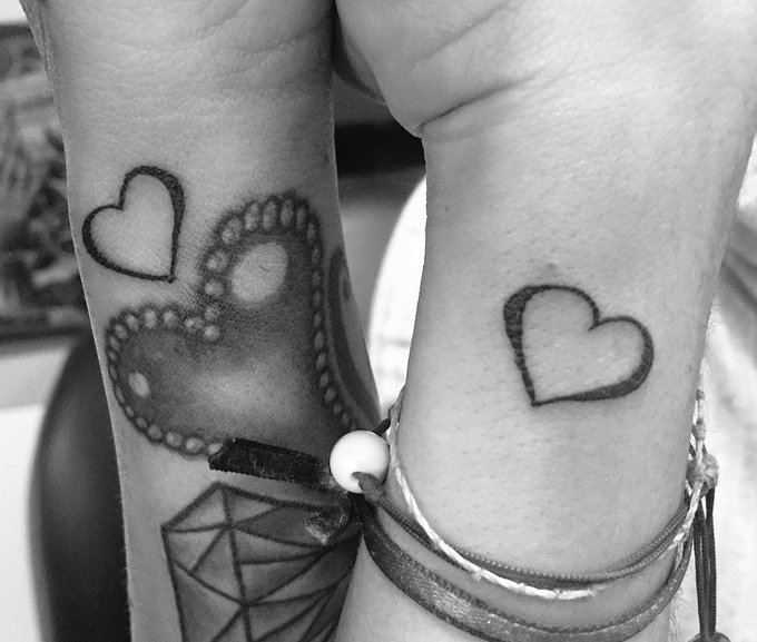 Quiero que sepan que una de mis seguidoras favoritas y yo nos hicimos un tatuajito juntas❣ https://t
