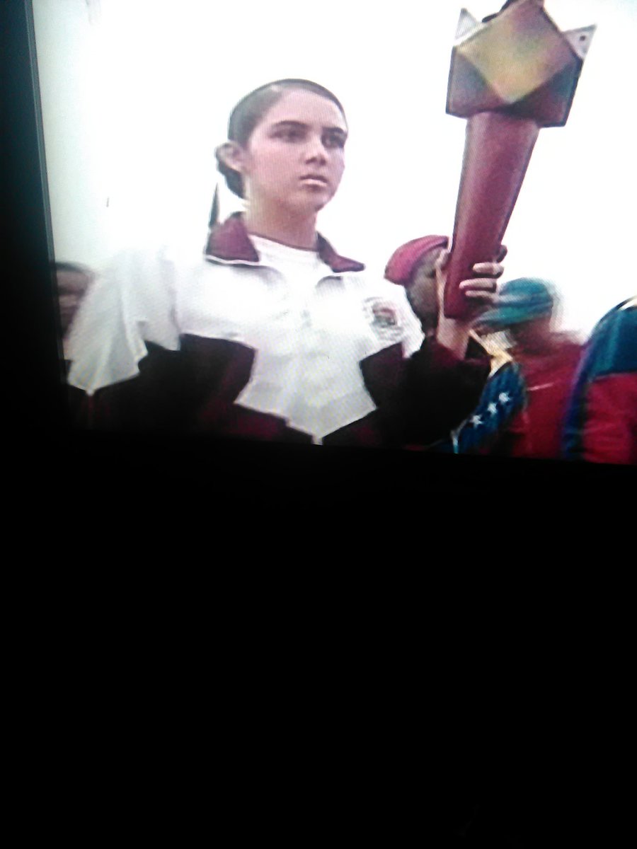 Maduro recibe el fuego patrio de la mano de la juventud civico militar,en la academia militar. Marco congreso de la