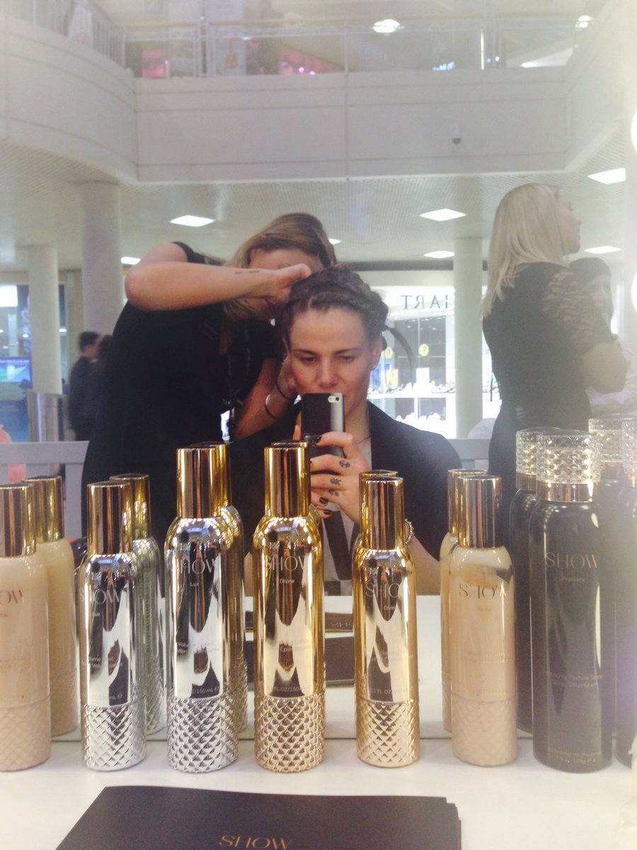 PixieTenenbaum's tweet image. #BraidMe Chelsea @Show_Haircare @intuMetrocentre @houseoffraser #IntuStyleGarden ❤️❤️❤️