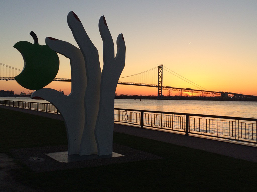 MMaluskeCTV's tweet photo. .@CityWindsorON you're pretty! #SculpturePark #YQG #sunset #RiverfrontWalk #BreakTime @CTVWindsor https://t.co/NppnCxmg37
