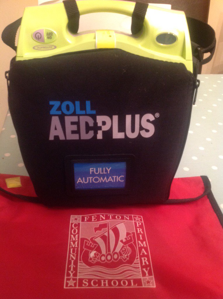 HaverfordwestCC's tweet photo. Working with Community as @FentonPrimary loan their #defib 4 use on the #Racecourse #savinglives #developingchildren https://t.co/37BRrYVONt