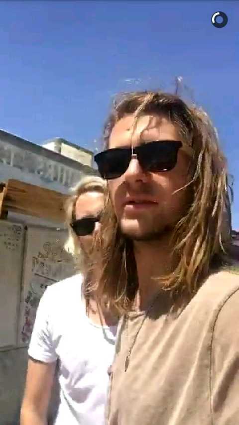 Krishna_R5er's tweet photo. Bien sexys están vestidos los chicos para Coachella... Esas poleras de un solo tono son únicas! https://t.co/QJqpH6kgTi