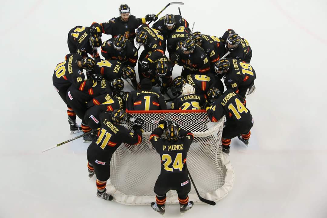fedhielo's tweet photo. España finaliza segunda en el Mundial de Hockey Hielo de Jaca @deportegob @COE_es @LaLiga4Sports @fedhielo https://t.co/ZEN6o1zjK8