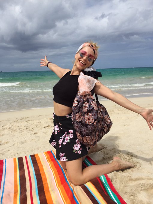 3 pic. Every day at the beach is an #Awesome day #Hawaii ?? https://t.co/38itJ13qdW