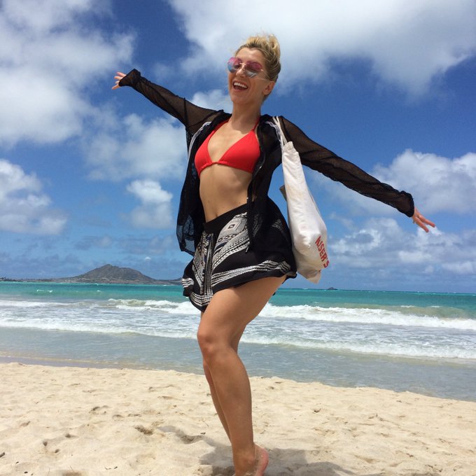 4 pic. Every day at the beach is an #Awesome day #Hawaii ?? https://t.co/38itJ13qdW