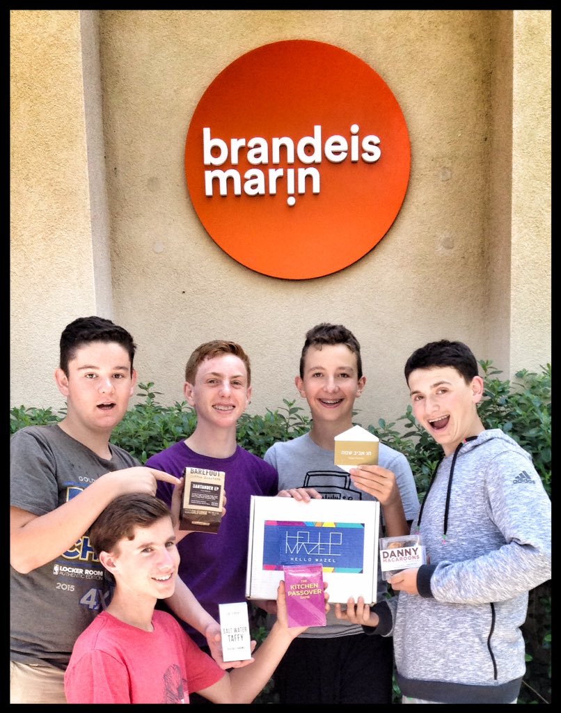 brandeismarin's tweet photo. #hellomazel we just opened our Passover box! So much good Jewy-ness! https://t.co/kleEG2Uuqv