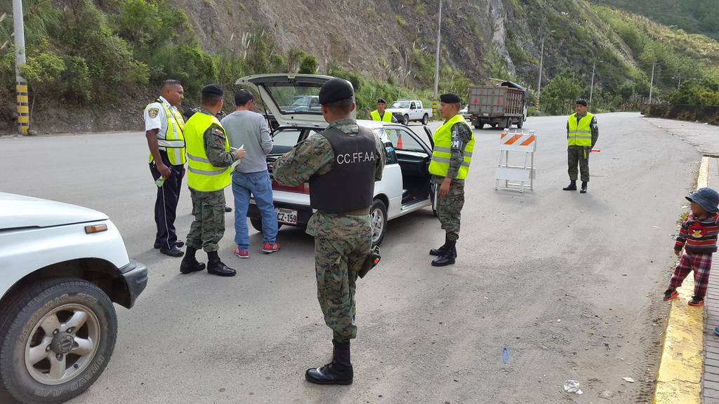 johnysegarrab's tweet photo. Control de armas en la via Gualaceo Descanso @tomebamba @RadaresCuenca @eltiempocuenca https://t.co/63br3qtEdA