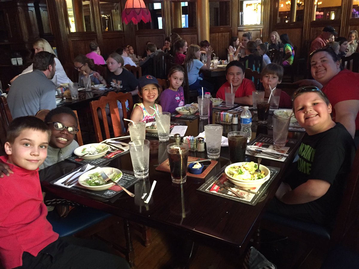 NoblNorth's tweet photo. My dinner dates! https://t.co/l8fo1F53pH