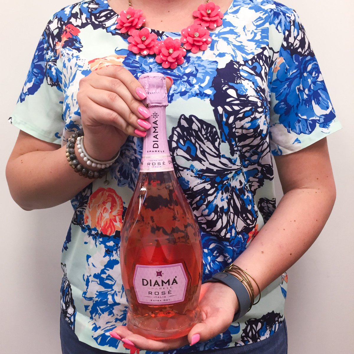 DiamaSparkle's tweet photo. We're popping open the #rosé and we're ready for the weekend, are you? Happy Friday! #diamasparkle #roséeveryday https://t.co/7sAf5XG2Be