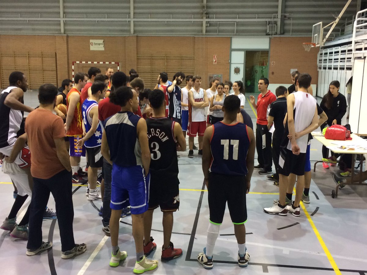 MultiVoley's tweet photo. ¡Comienzan los partidos de 3X3 en el Pabellón de Tenerías! #12Lunas #JuventudZaragoza #Basket #MultiDeporte2016 https://t.co/SlQDX89Azu