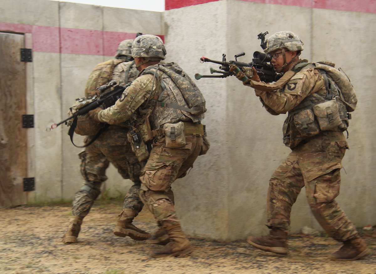USArmy's tweet image. .@101stAASLTDIV Soldiers conduct a live fire exercise at the JRTC on Fort Polk, La., April 12, 2016
