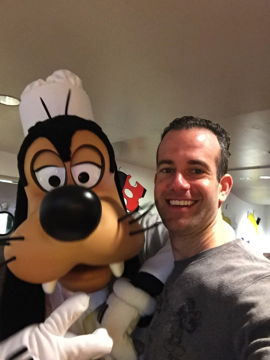 bryanfalchuk's tweet photo. #Chillin taking a #selfie with my main man #Goofy, who is apparently a #deuce. #throwingdeuces #deucehere #disney https://t.co/jIUyPpodb3