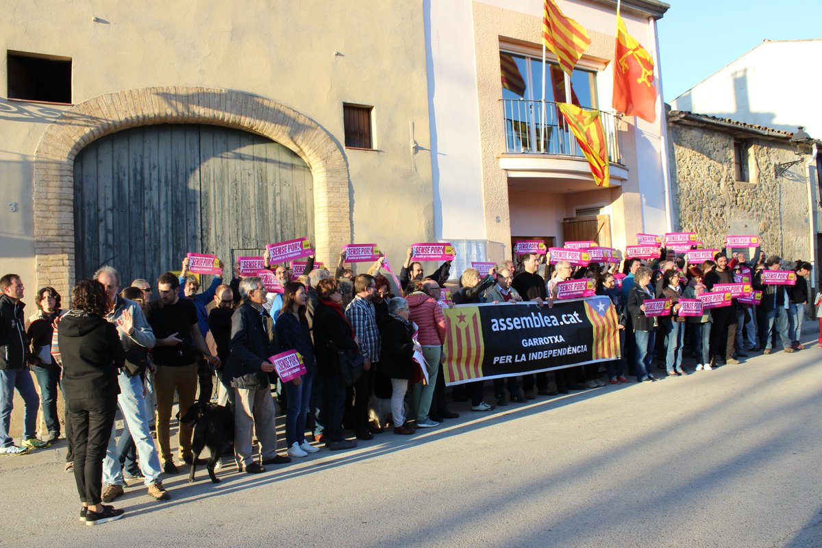 Moltíssimes gràcies a totes les que heu vingut avui a #Mieres. Sou la nostra força! Juntes #sensepor! #Garrotxa