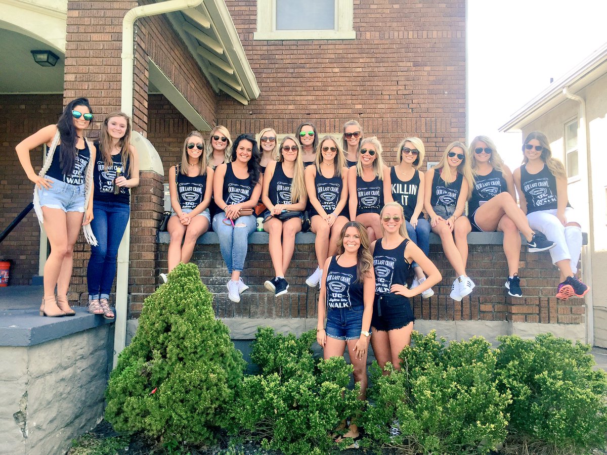 SprangBreak2k15's tweet photo. It's all downhill from here. Bar 1 and we're already crawling #seniors https://t.co/smi6Gwuqfu