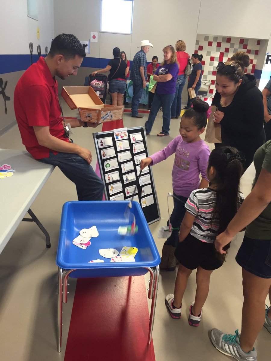 SMCISD_BONHAM's tweet photo. Family Fairy Tale Night!Students+Parents+Staff+Learning=Fun #woyc2016 #ECE #playlearngrow https://t.co/15kUu7IGPD
