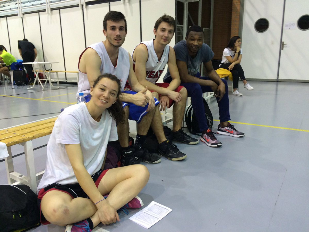 MultiVoley's tweet photo. ¡Partidos muy reñidos en las semifinales del 3x3 de #basket de @12lunaszgz de @zaragoza_es #MultiDeporte2016 https://t.co/QQY21pJ79j