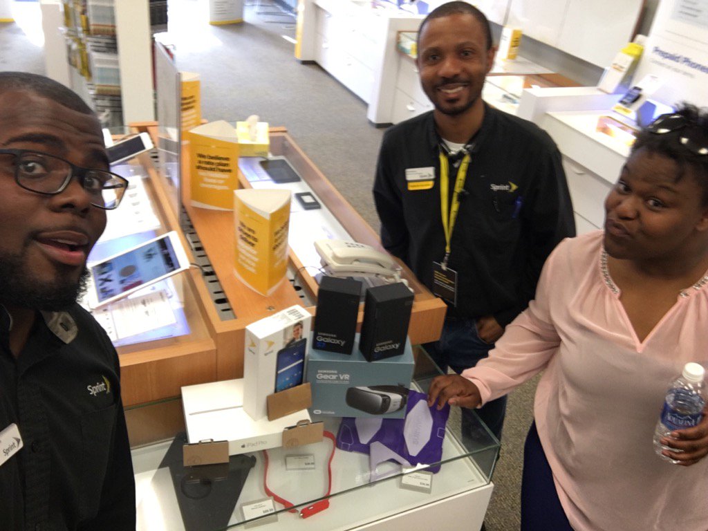 Mr_MetCalf_'s tweet photo. @TimMiller44 @PlainsRD customer leaving with some great stuff an free chipotle an Starbucks! #KSMO #WL https://t.co/sDwlkscsWj
