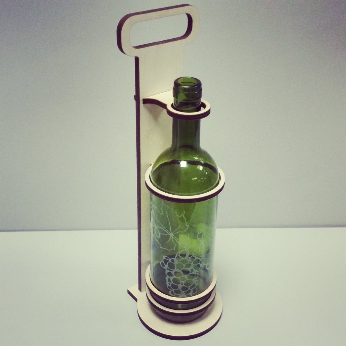 EmiDesign_'s tweet photo. A #wine #bottle #carrier or a #promo #gift #box with space up to and down low for your #company #name and #logo https://t.co/0eOLOo6lhg