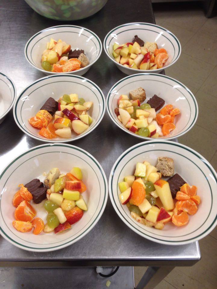 This week,we devoured a tasty mushroom soup with a Chilli non Carne as the pièce de résistance,and some fruit salad!
