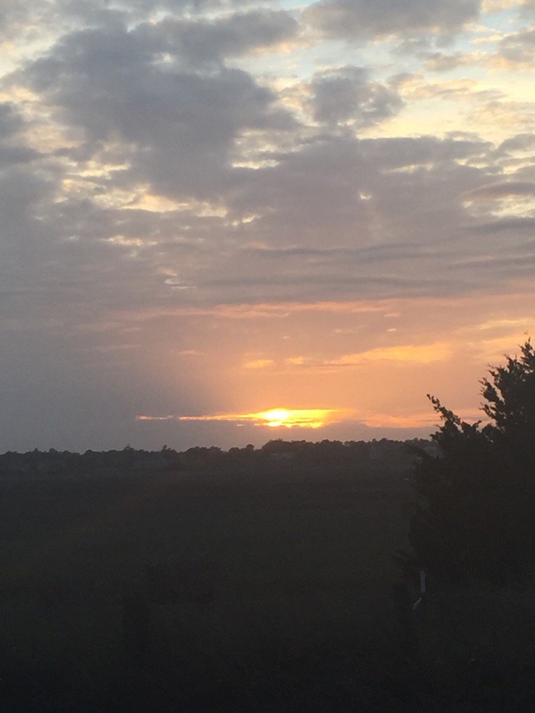 WLW9's tweet photo. What a beautiful sunset. https://t.co/jh1nPowNYq