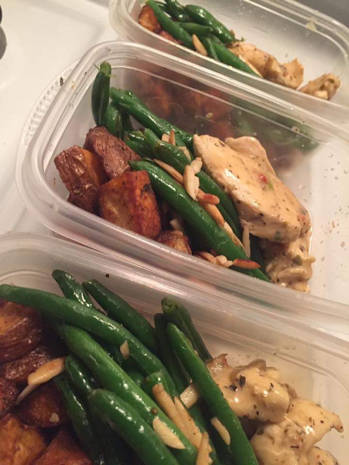 Smart__Meals's tweet image. Enjoy #smartmeals white wine and lemon chicken, paprika roasted potatoes and green beans with almonds. Only $7!