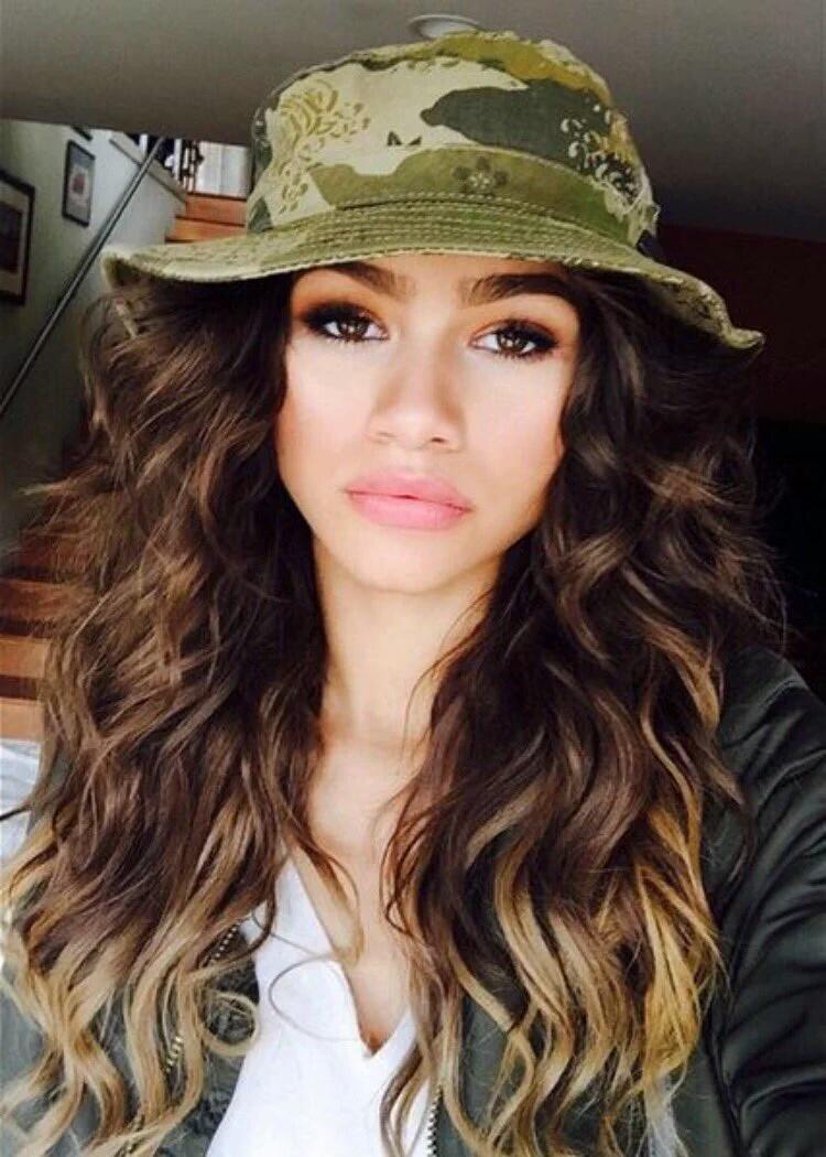 ZendayaActivity's tweet photo. Mami 😍😩 https://t.co/STcgdQ3dR9