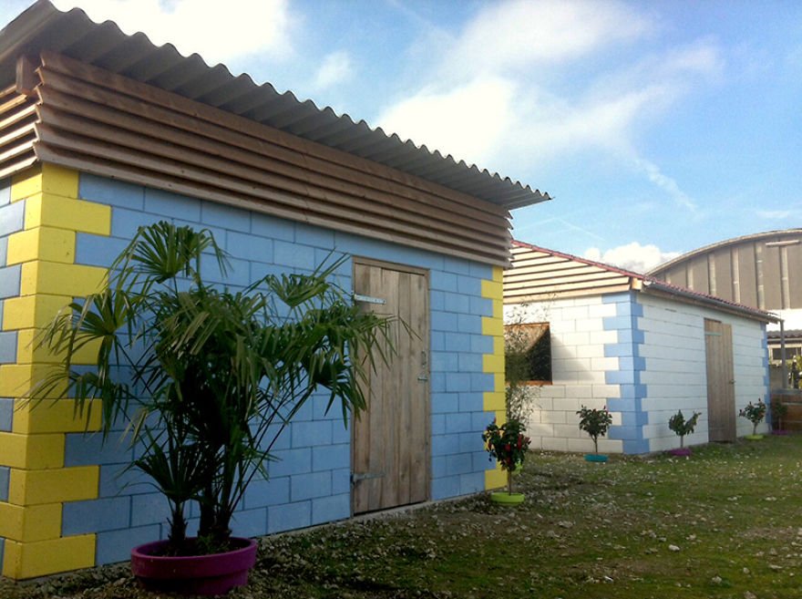 decoracion2's tweet photo. Transforman escombros en bloques de construcción Lego para dar una segunda vida https://t.co/trpT01KxI7 https://t.co/2NBjvwM6np