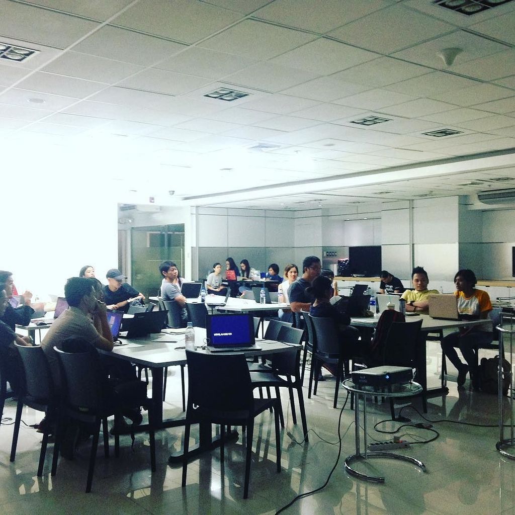 PWDO's tweet image. #ffcworkshop participants introducing themselves and their expectations for the HTML &amp;amp; CSS 101 workshop #miniffc201…