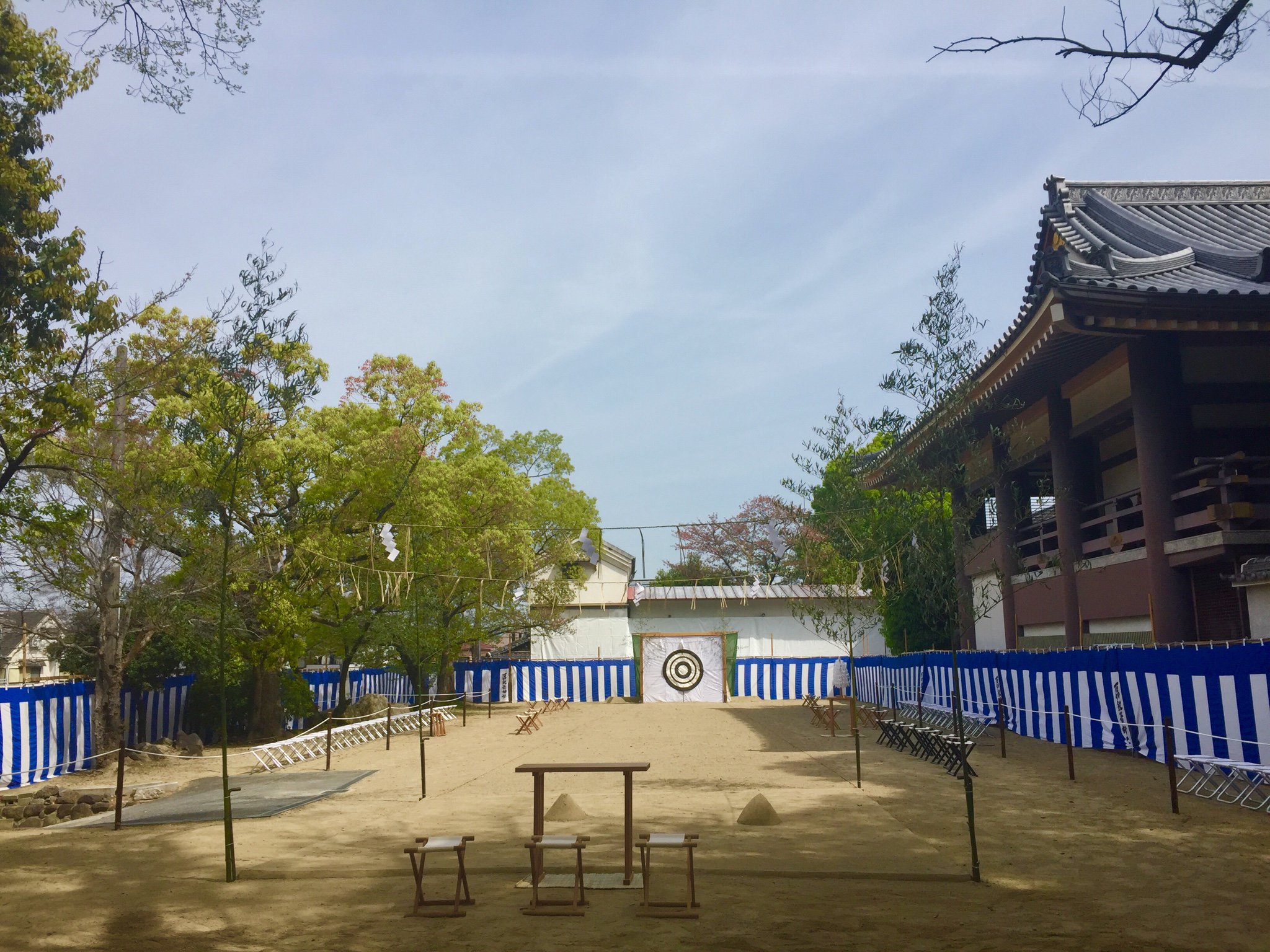 ちらいむ 石切劔箭神社古式弓道大的神事説明続き 女性の引いた弓は初期の新幹線と同じ250km H 男性だと300km Hで飛ぶ 武家は短い弓を使い 宮中は長い弓を使う 長い方がよく飛ぶ 宮家の方を有利にした 弓は下から1 3のところを握る T Co