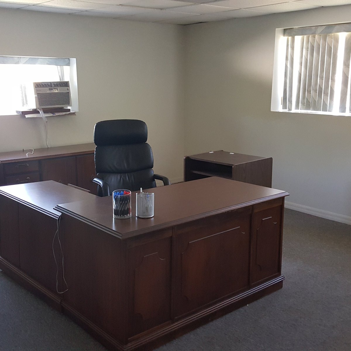 marlysmoto's tweet photo. It needs some TLC but it will work. #motorcycling #motorcycles #marlysmoto # office #desk #new https://t.co/xwalRIW94P
