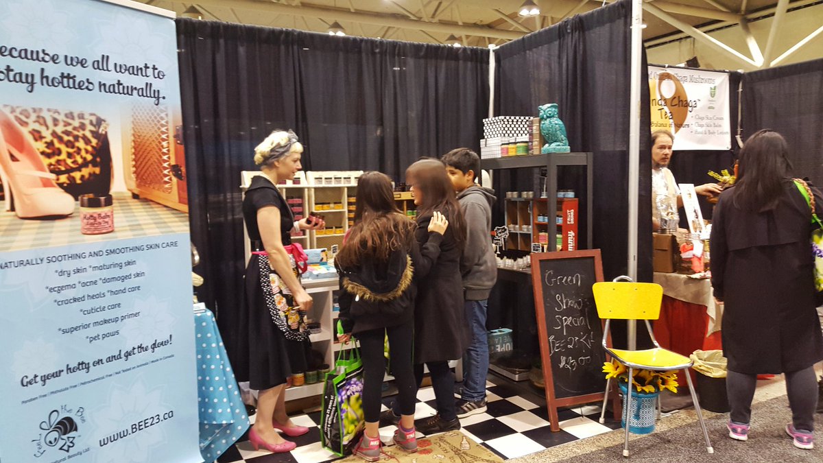 JustOutAndAbout's tweet photo. Hard to miss @BeeFree23's booth &amp; the Queen Bee herself at the #GreenLivingShow. #naturalbeauty #ItsTheBalm #vintage https://t.co/fEE4dTysuu