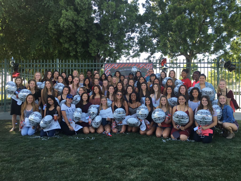 AyalaFootball1's tweet photo. "Congrats! Please welcome our 2016/2017 Spirit Leaders! 🐾🎉🎀" https://t.co/glv5dRnLAO