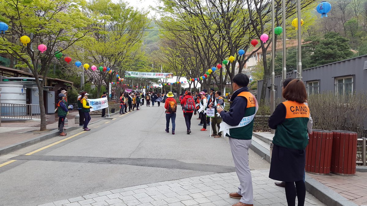 lkll640's tweet photo. 성남시 지역자율방재단(단장 이태복) 회원 100여명은 남한산성 등산로입구에서 산불예방 캠패인을 실시하고 있습니다 https://t.co/hROQ9bCiE9