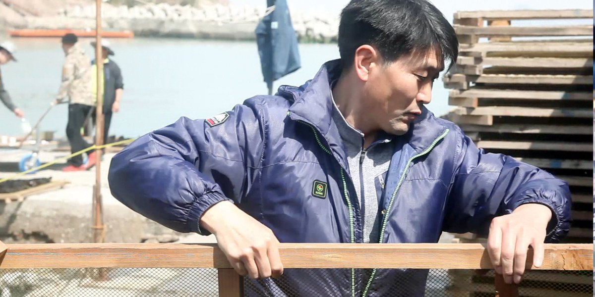 HuffPostKorea's tweet photo. [세월호 2주기] 동거차도의 아빠들 : 이 아빠들에게는 새로운 이름이 생겼다(동영상)
 https://t.co/xknF62wdSf https://t.co/HrRtaBSHhb