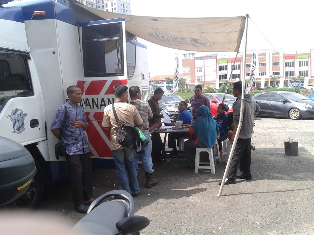 obiaskarwono's tweet photo. Pelayanan perpanjang SIM di ruko CBD BETOS @TMCPoldaMetro https://t.co/OzFf7FjKF1