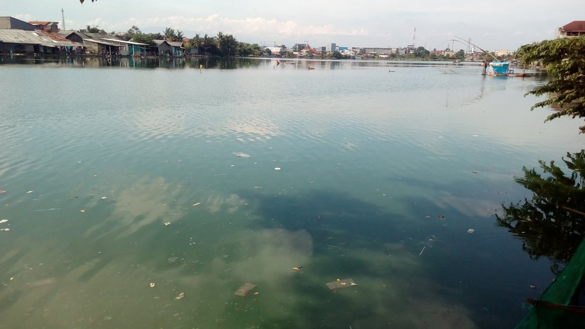 kula_fajar's tweet photo. #situ rawa besar#   Hadeuh.. Dah banyak sampah, patok, jaring lagi ajaaaaah...  #pening https://t.co/65tgB70c5O