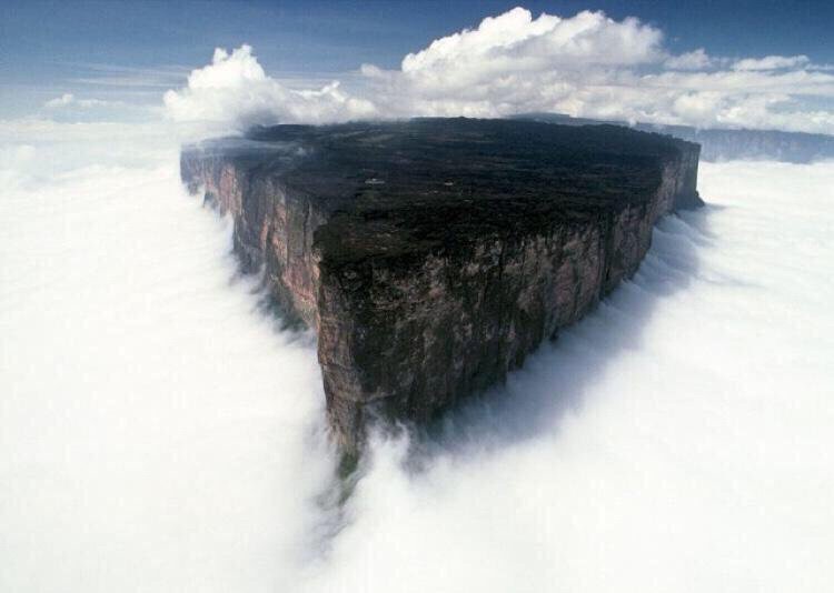 GreatPlacesOnly's tweet photo. One of the #GreatPlacesOnly you should go is Mount Roraima in Venezuela! https://t.co/ZwReTF70CG
