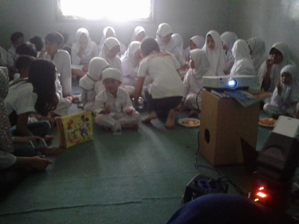 Sedang bersiap untuk nonton film "5 Elang" nih bersama adik-adik Yayasan Yakin yeaaay!