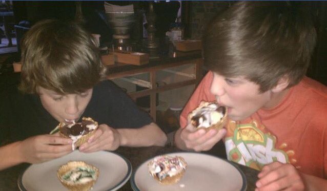 PStreator's tweet photo. Happy bday to a long time friend @chrisdowling98 best 2k11 team ever #floobs https://t.co/PY5rtrVwEc
