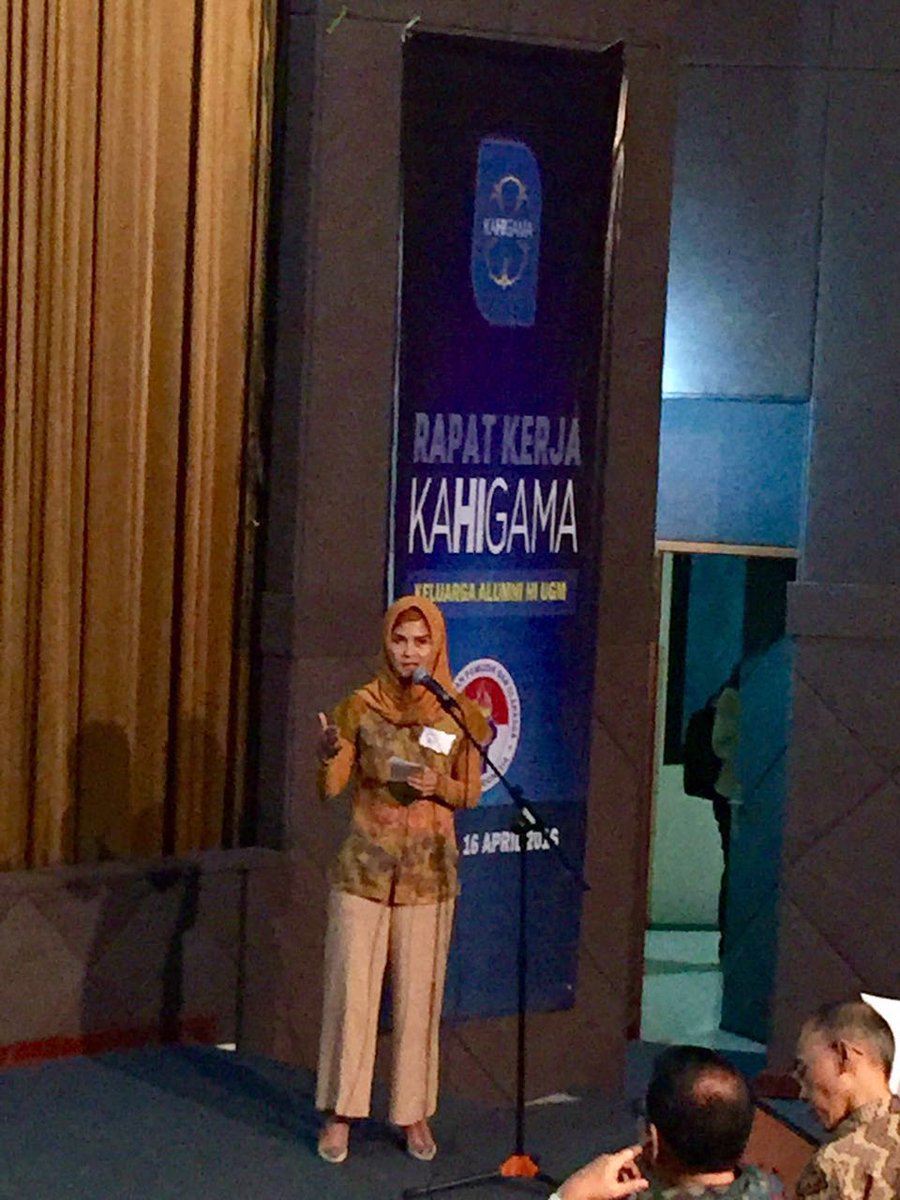 Raker <a href="/KAHIGAMA/">Alumni HI-UGM</a> dimulai dengan #IndonesiaRaya dan #HymneGadjahMada <a href="/aditawiharto/">adita irawati</a>