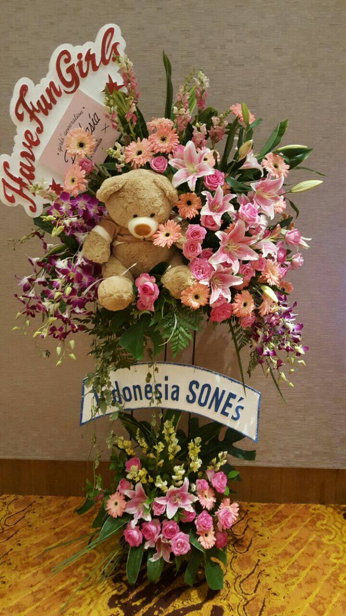 SONE_kpopers1's tweet photo. This is for our girls ! ❤
From Indonesian SONE ! #PHANTASIAinJAKARTA https://t.co/iHsKVtJSWN