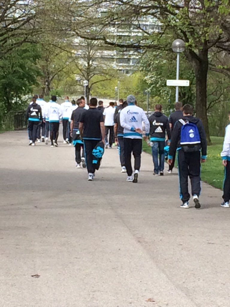 mikeschaftari's tweet photo. schalke 04 beim walken im@Olypiapark München https://t.co/cOUfj4U8fS